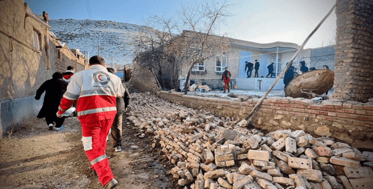 İran'ın Hoy kentinde 5,6 büyüklüğündeki depremde 82 kişi yaralandı