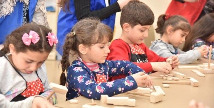 Depremzede minikler hem öğreniyor hem de eğleniyor
