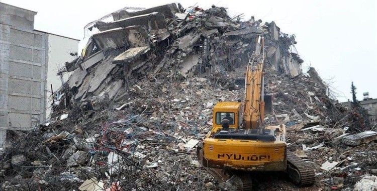 Adıyaman'da enkaz kaldırma ve yıkım çalışmaları yağışa rağmen sürdürüldü