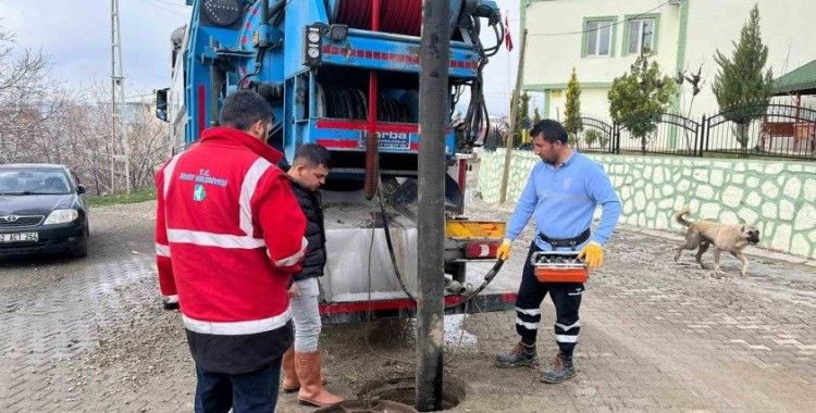 İzmit Belediyesi, selden etkilenen bölgelerde yaraları sarıyor
