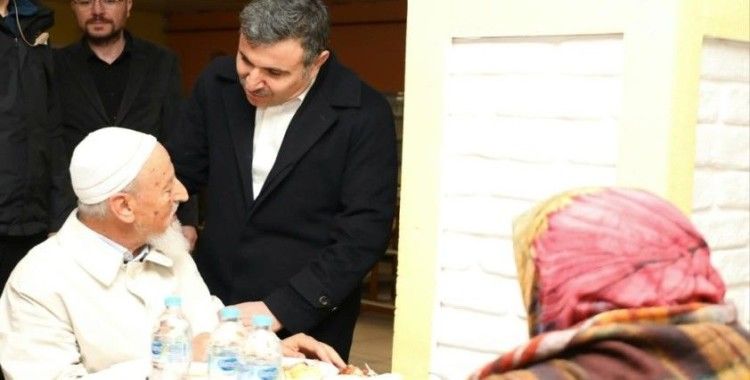 Vali Atay, iftarını depremzedelerle yaptı
