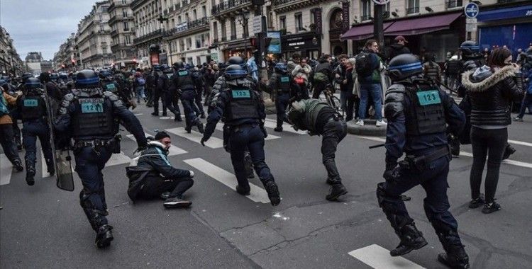 Fransa'da hükümet protestolara rağmen emeklilik reformunu geri çekmeyeceğini açıkladı