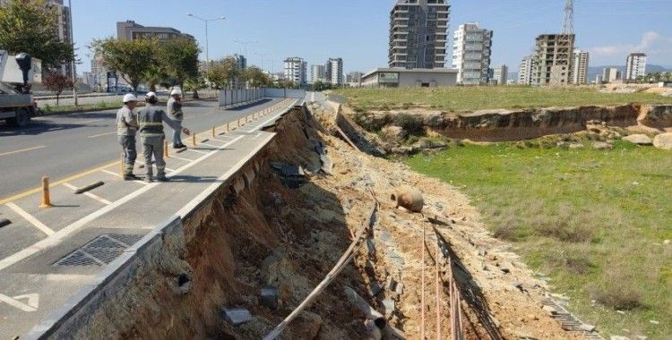 Mersin’de bisiklet yolu çöktü
