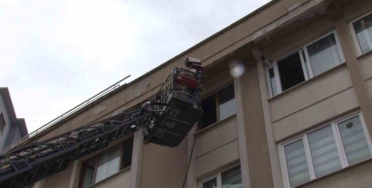 Ümraniye’de apartman yangını: 1’i çocuk 3 kişi dumandan etkilendi
