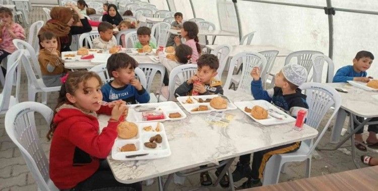 Küçük depremzedelere erken iftar
