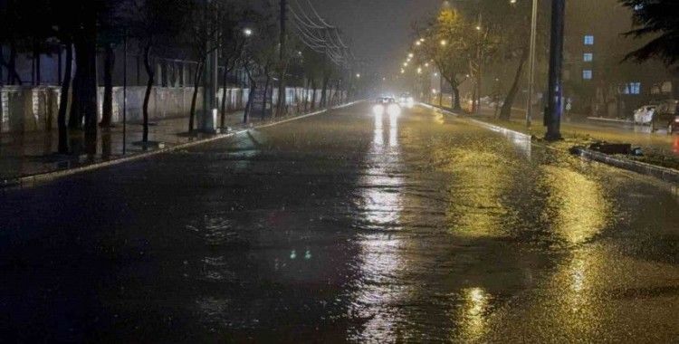 Elazığ’da sağanak etkili oldu, yollar göle döndü
