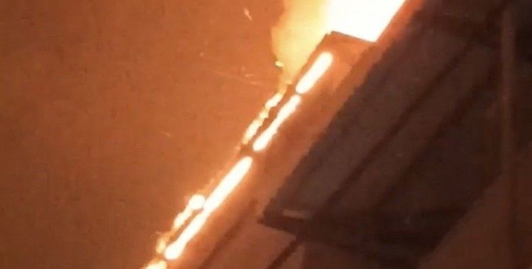 Bursa’da binanın çatısı alev alev yandı, o anlar kameralarda
