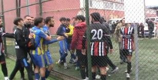 Amatör maçta arbede, iki takım maç sonrası birbirine girdi
