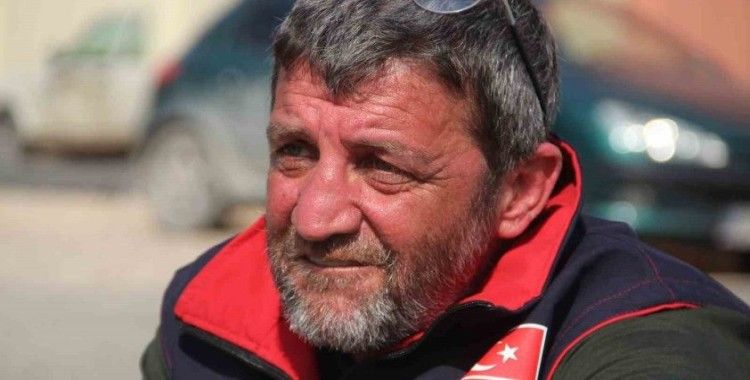 Depremde 27 akrabasını kaybetti, acısına rağmen görevini bırakmadı
