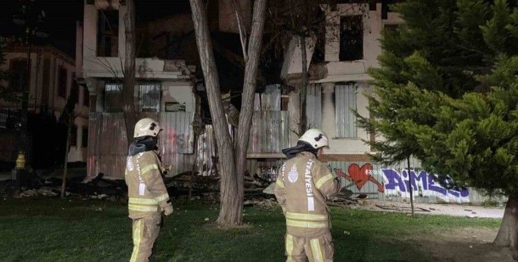 Fatih’te 4 ay önce yanan tarihi metruk bina kısmen çöktü