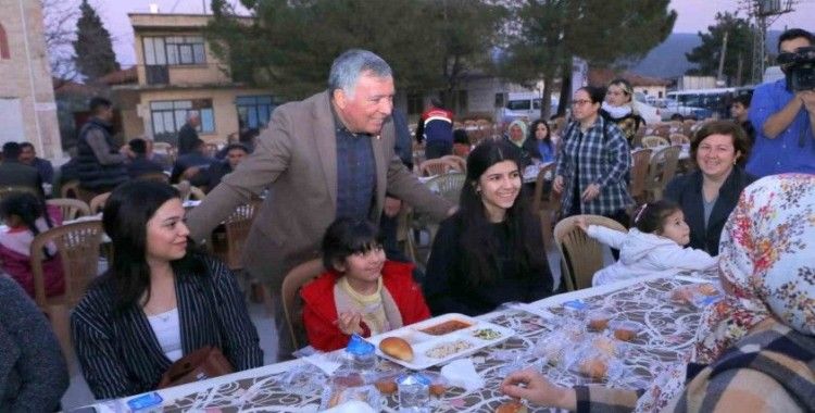 Honaz Belediyesi’nin Kocabaş’ta kurduğu ilk iftar sofrası binleri buluşturdu
