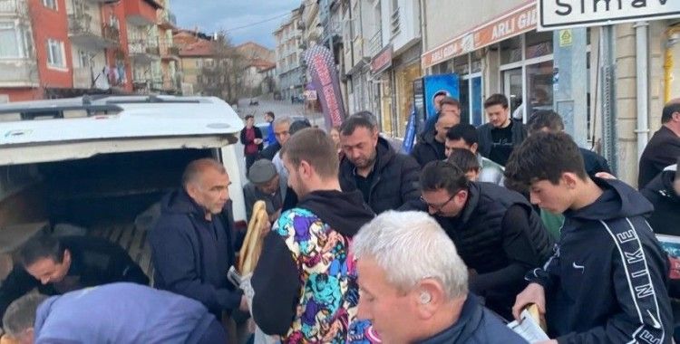 Pideyi sıcak tüketmek için birbirleriyle yarışıyorlar
