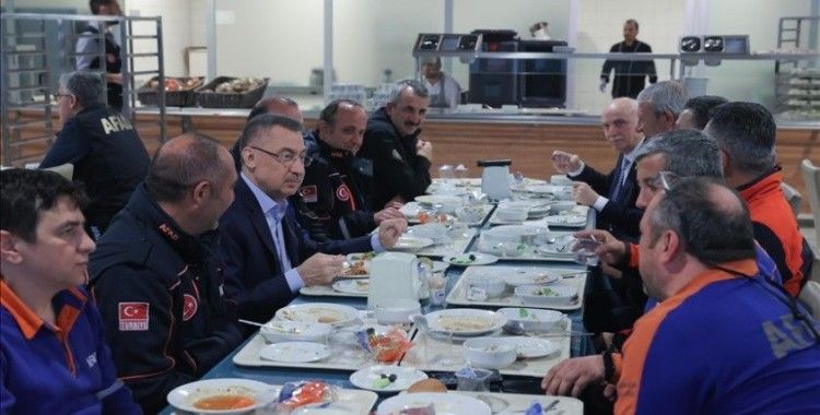 Cumhurbaşkanı Yardımcısı Oktay, AFAD personeliyle iftar yaptı