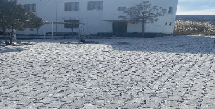 Kırsal mahalle parke taşlarıyla konforlu hale getirildi