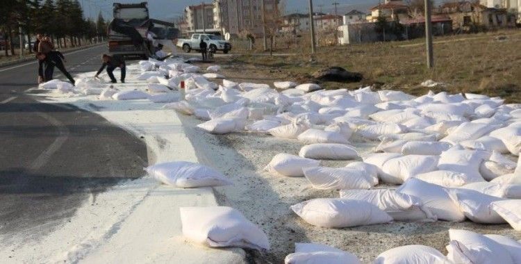 Parçalanan tırın dorsesindeki 200’e yakın un çuvalı etrafı dağıldı
