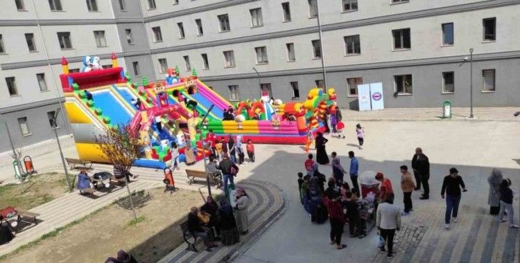 Her şey çocukların yüzündeki minik tebessüm için
