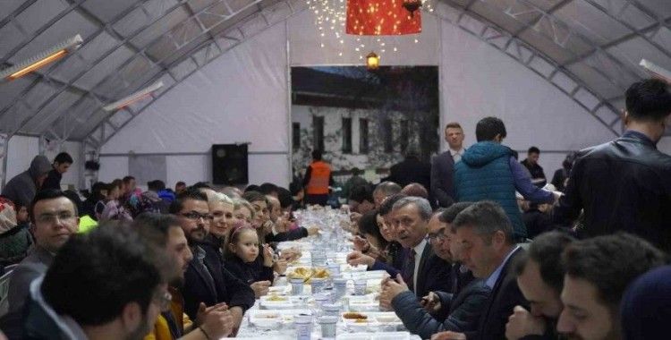 Başkan V. Subaşı ve CHP il örgütü iftarda vatandaşla buluştu
