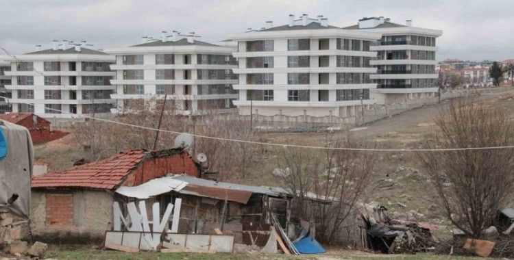 (ÖZEL) Bir yanda milyonluk evler diğer yanda viraneler
