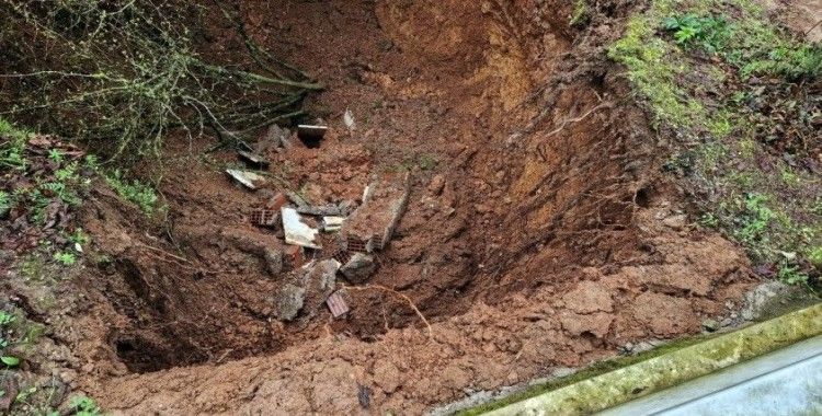 Mezarlığın ortasında oluşan obruk şaşkına çevirdi
