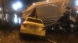 Sultangazi’de kamyon ticari taksinin üstüne devrildi: 3 yaralı
