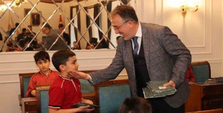 Başkan Savran, minik ziyaretçileri ağırladı

