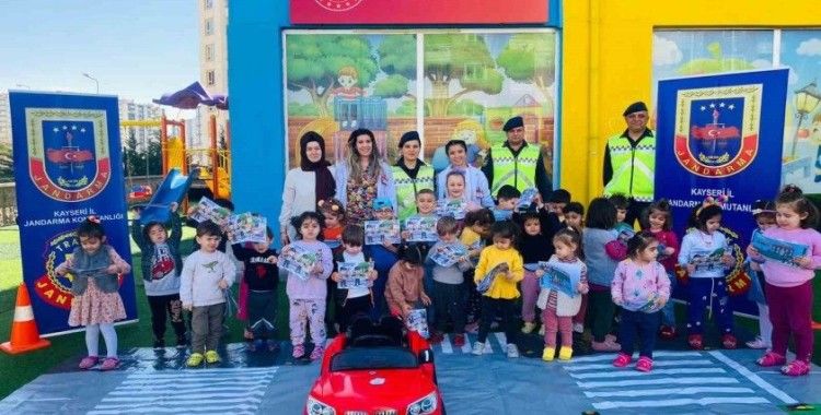 Jandarmadan okul öncesi öğrencilerine trafik eğitimi
