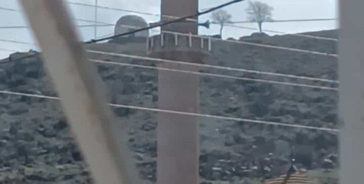 Tomarza’da aşırı rüzgar cami şerefesini düşürdü
