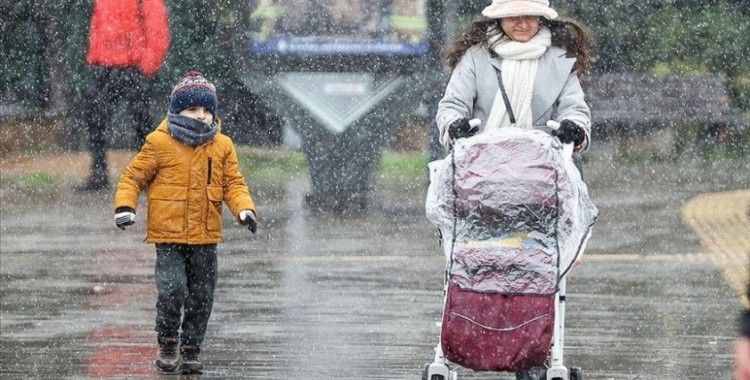 İstanbul'un yüksek kesimlerinde kar yağışı etkili oluyor