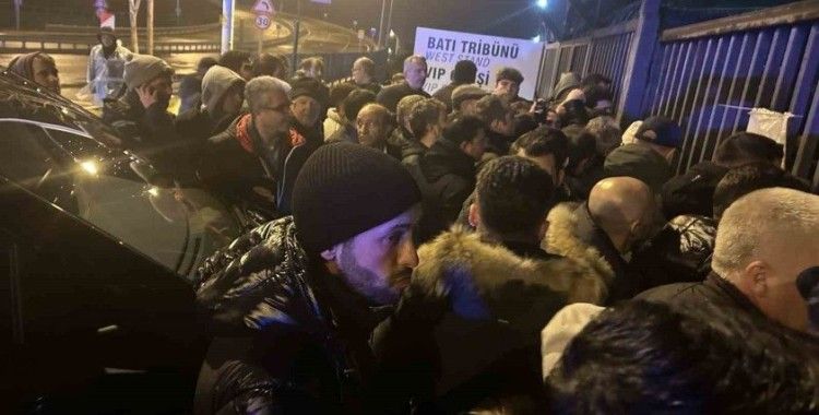 Milli futbolcu Yunus Mallı, Bursa’da kapıda kaldı
