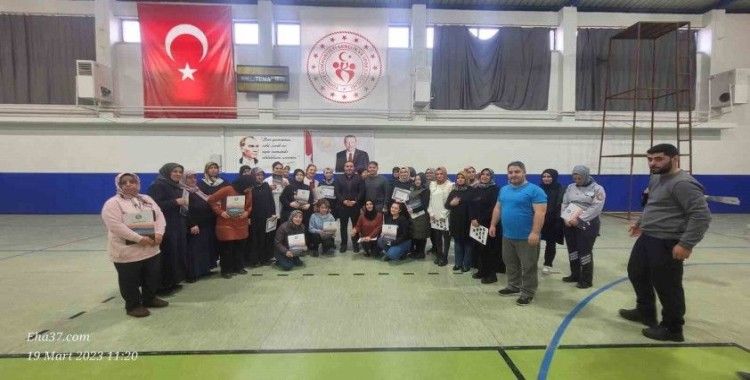 2,5 saatte binden fazla ürünü satarak gelirini depremzedelere bağışlayan kadınlara teşekkür belgesi