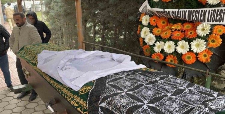 17 yaşındaki Kader, hemşire önlüğü örtülen tabutunda son yolculuğuna uğurlandı