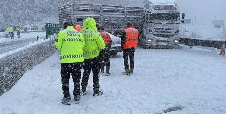 Bolu'da makaslayan tır ulaşımı aksattı