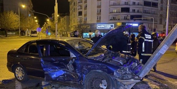 Tekirdağ'da iki otomobil kavşakta çarpıştı: 5 yaralı