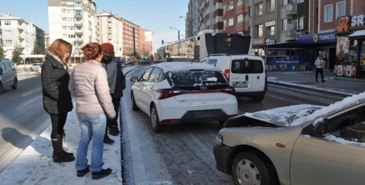 Buzlanan yollar kazaya sebep oldu
