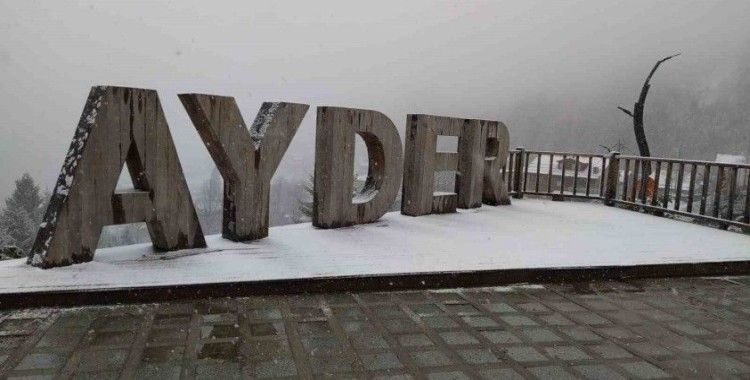 Ayder Yaylası ilkbaharda beyaza büründü
