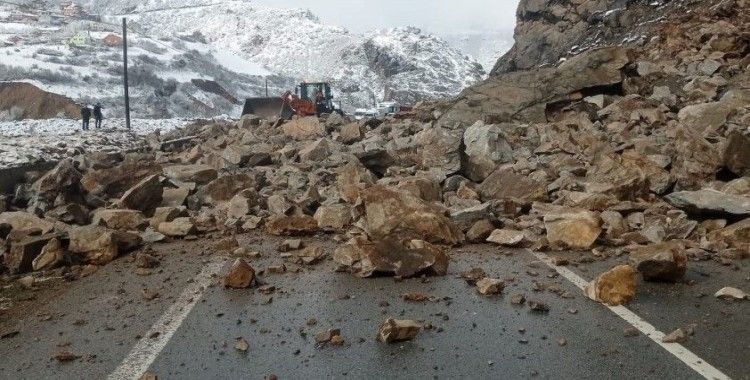 Gümüşhane-Kürtün yolunda heyelan
