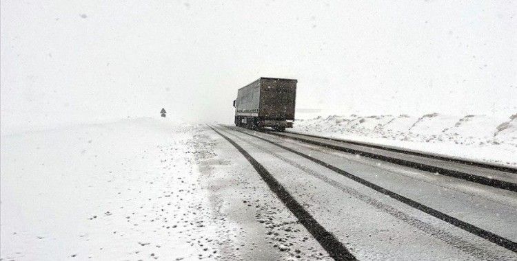 Ardahan-Şavşat kara yolu kar nedeniyle ağır tonajlı araç geçişine kapatıldı