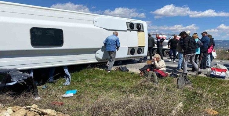 Otomobil ile midibüs çarpıştı; Ölü ve yaralılar var