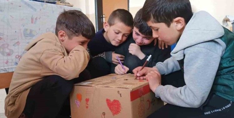 Ağrı’da öğrenciler kolileri iyilikle dolduruyor
