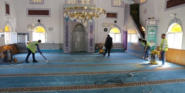 Burhaniye’de Camilerin temizlikleri devam ediyor
