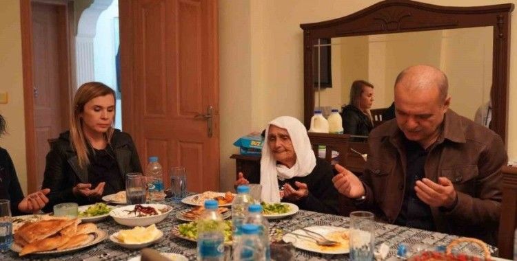90 yaşına giren Muhibe nineye Kaymakam ve Belediye Başkanından sürpriz
