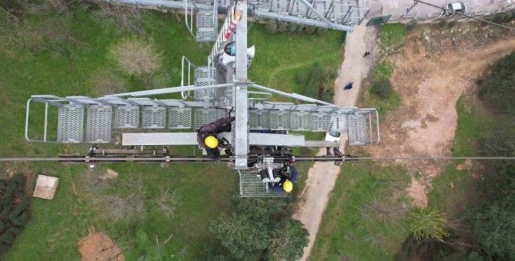 (Özel) Uludağ’da ölümle burun buruna... 165 metre yüksekte cambazları aratmıyorlar
