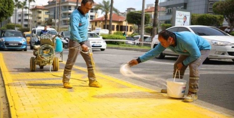 Alanya Belediyesi durak önlerinin boyasını yeniliyor

