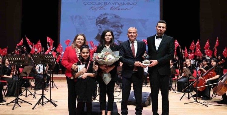 Cumhuriyetin 100. yılına özel 100 çocuk sahne aldı
