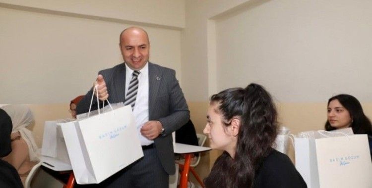 Akademi Lise öğrencilerine 6 bin kitap hediye edildi