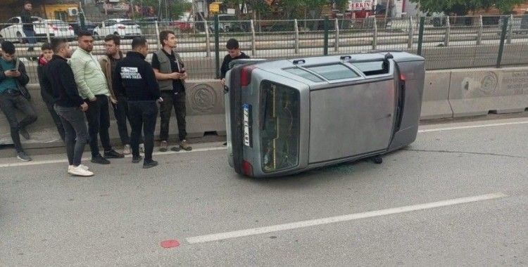 Yan yatan otomobildeki gençleri vatandaşlar kurtardı
