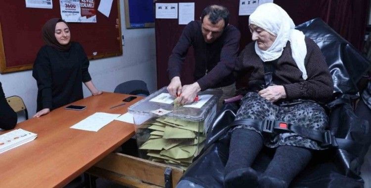 Bursa’da ambulansla okula, sedye ile sandığa
