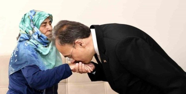 Vali Kızılkaya hayatını kaybeden gazinin ailesini ziyaret etti
