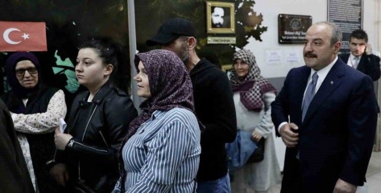 Bakan Varank oy kullanmak için 45 dakika sıra bekledi