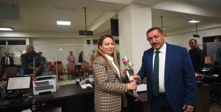 Başkan Vidinlioğlu, belediye personelinin Anneler Günü’nü kutladı
